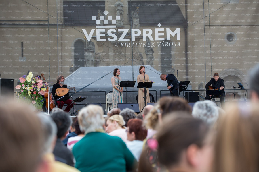 A díjátadón Szalóki Ági és Bognár Szilvia adott műsort