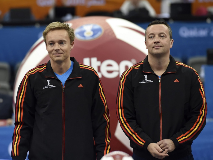 Martin Gjeding és Mads Hansen dirigál a veszprémi fináléban - Fotó: PAP/EPA / Gjorgji Licovski
