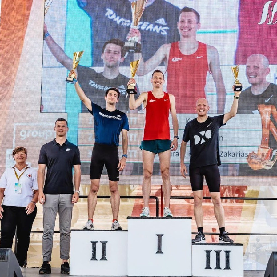 Koszár Zsolt a dobogó tetején - Fotó: VEDAC