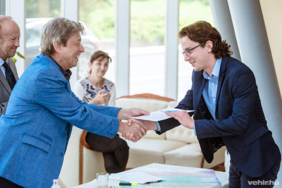 A legfrissebb díj átvételekor