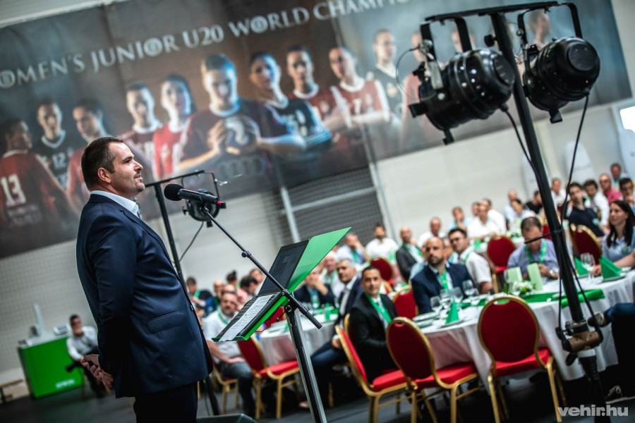 Zentai Tibor a vesz-mont 2000 kft jubileumi ünnepségén a nemesvámosi sportcsarnokban