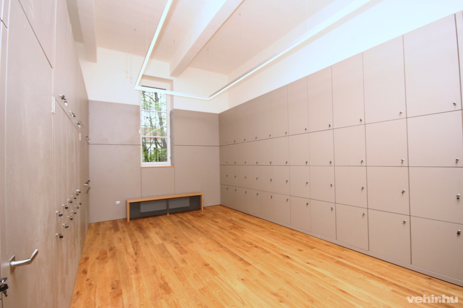 A ruhatár a mosdókkal