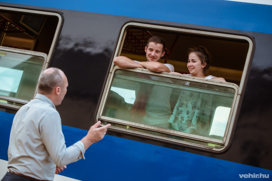 A fiatalok ugyan nem a végállomásig utaznak, de mosolyogva várták az új jármű indulását.