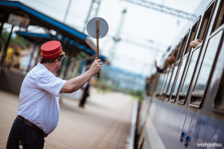Többen is integettek a távozó vonatról.