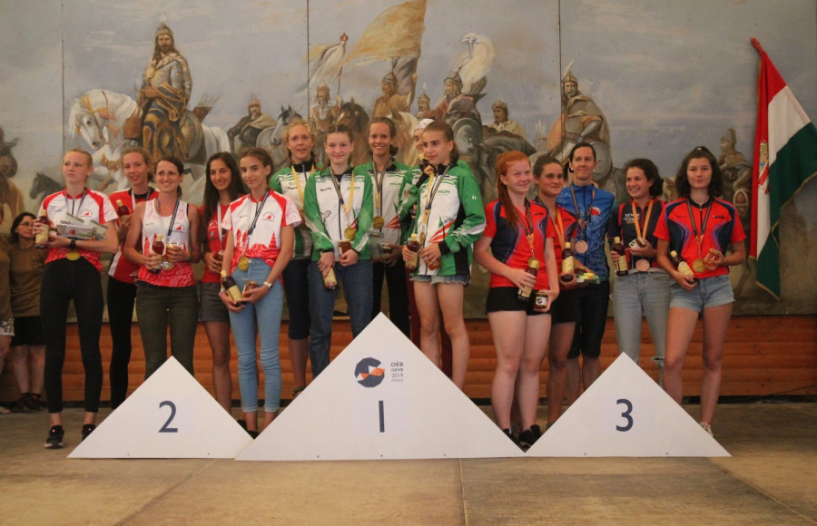 Az egyesületi váltóbajnokságon 2. helyezést elérő női csapat: Gaschler Emma, Lantai Lili, Lantai Boróka, Varsányi Kinga és Mérő Dominika - Fotó: Máthé István