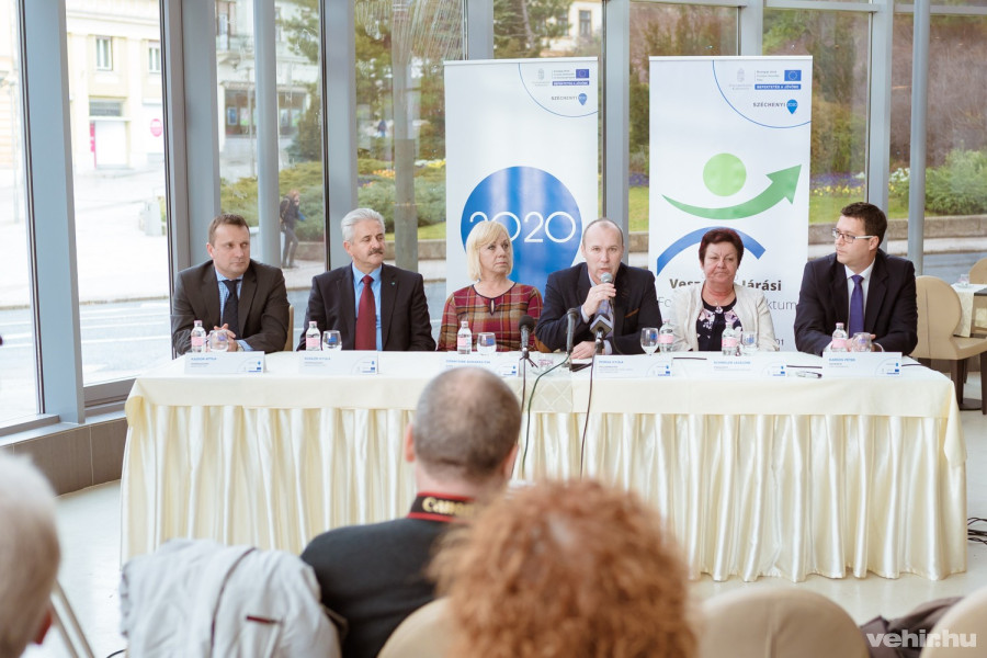 (archiv) a mentorprogramban résztvevők az együttműködési megállapodás aláírásakor