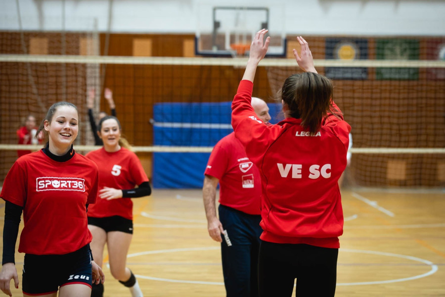 A kép bal oldalán Pető Panna, A VLS vezetőedzőjének, Pető Tamásnak a kislánya