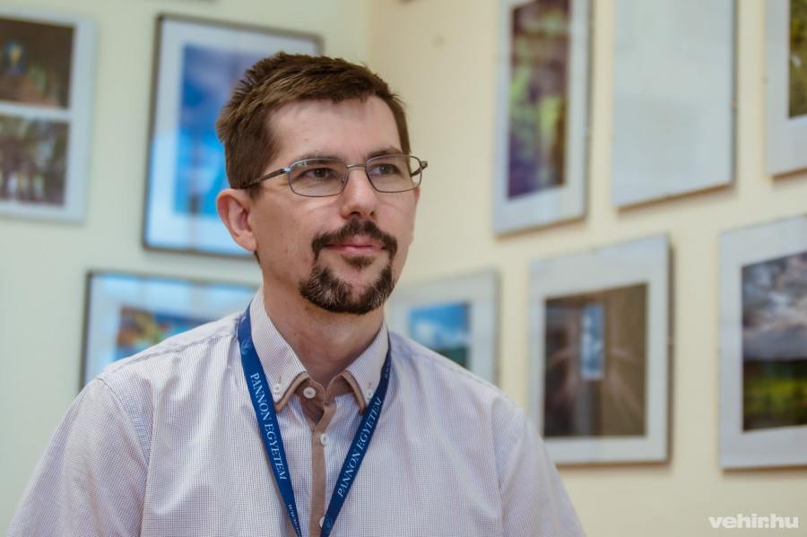 Dr. Domokos Endre egyetemi docens