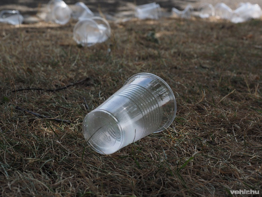 Egy tipikus egyszer használatos műanyag termék