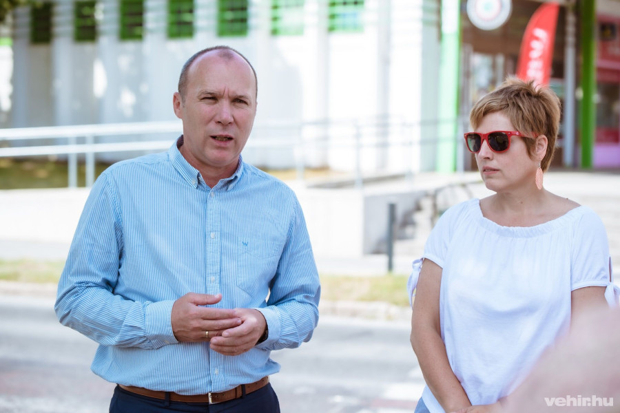 Porga Gyula és Olt Boglárka avatta fel péntek reggel a város új 'okos zebráját'