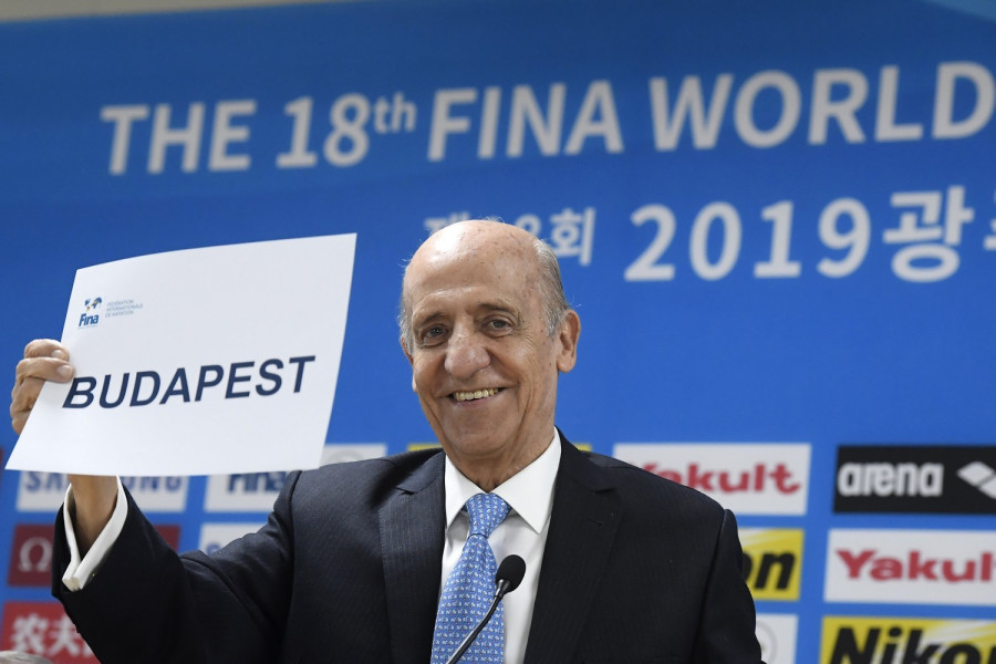 Julio Cesar Maglione, a Nemzetközi Úszó Szövetség (FINA) elnöke Budapest felirattal a kezében a dél-koreai Kvangdzsuban 2019. július 21-én. Budapest rendezheti a 2027-es olimpiai kvalifikációs vizes világbajnokságot, erről a FINA döntött a dél-koreai vizes világbajnokság helyszínén. MTI/Kovács Tamás
