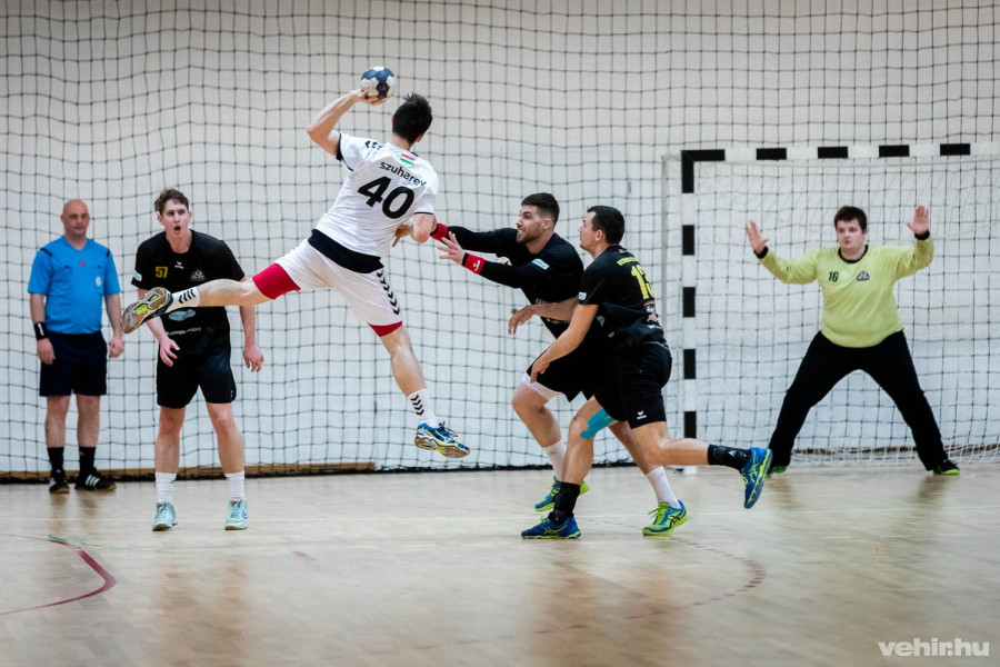 A kapuban Szász Zsolt