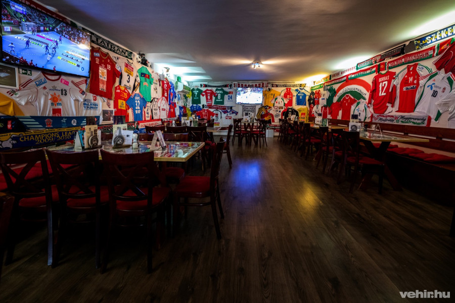 A nagyteremben közel 110 mez van kiállítva a falakon