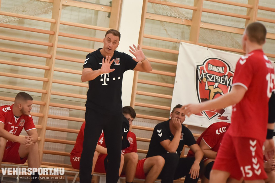 A segédedző Momir Ilics hasznos tanácsokkal látta el a fiatalokat (Archív fotó)