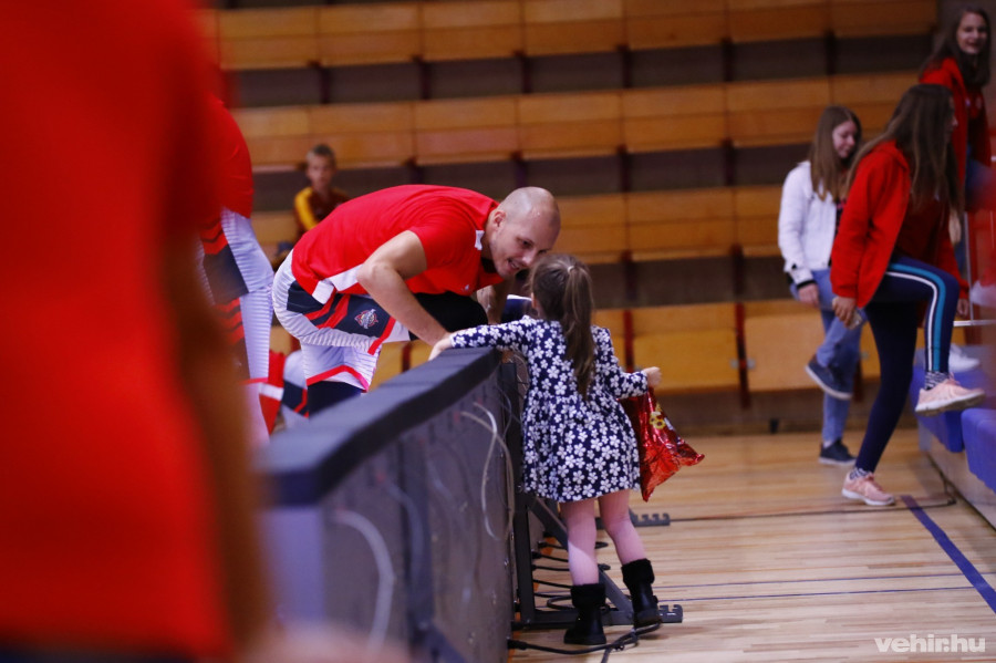 A csapatkapitány Medve Máté és kislánya - Fotó: Szász Péter