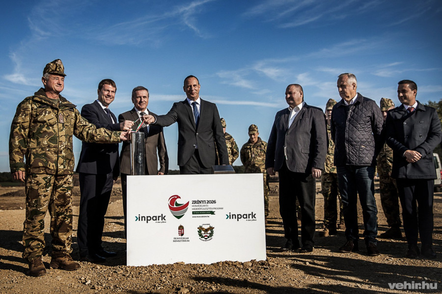 Az első lépések időkapszula elhelyezésével és az alapkőletétellel meg is kezdődtek