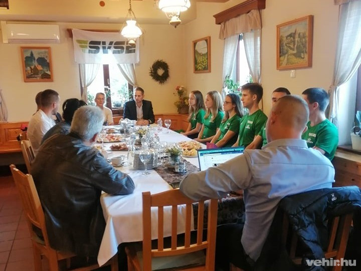 A sajtótájékoztató végül barátias, jó hangulatú beszélgetésbe torkollott 