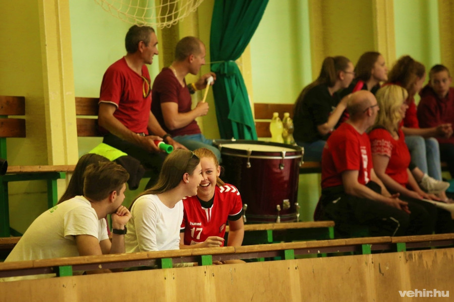 Közel százan szorítottak a Városi Sportcsarnokban kézilabdázónőinkért (archív fotó)
