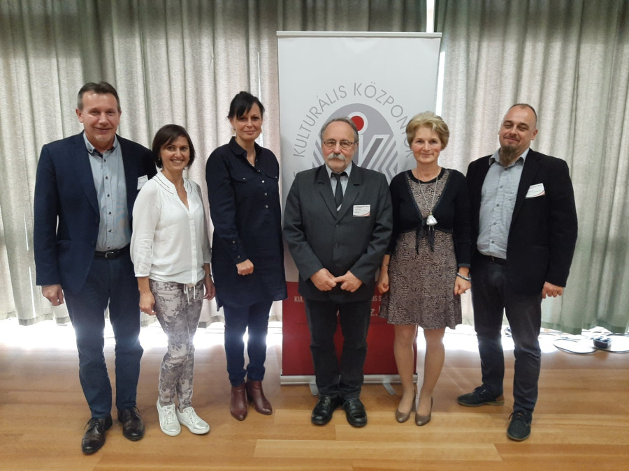 Fotón balról sorrendben: Mátyás Zoltán, Paulikné Tóth Krisztina, Neveda Amália, Szente Béla, Csengei Ágota, Szűcs Ferenc