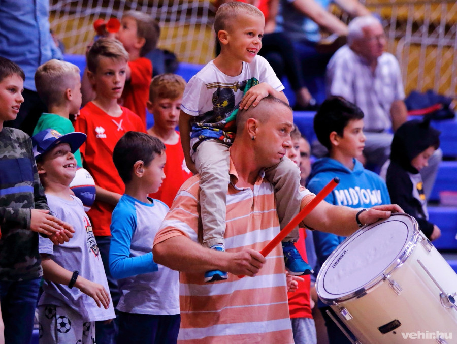 Ismét családias hangulatot varázsolt a Vetési Gimnáziumba a helyi publikum (archív fotó)