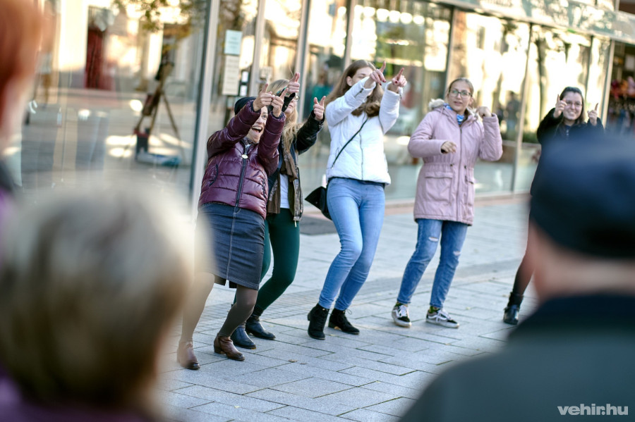 Egy kis tánc is dukált a flashmobhoz