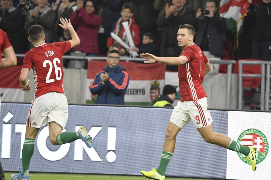 Vida Máté örül Szalai Ádám (b-j) gólja után a Puskás Aréna avatóján játszott Magyarország - Uruguay barátságos labdarúgó-mérkőzésen 2019. november 15-én. MTI/Koszticsák Szilárd 