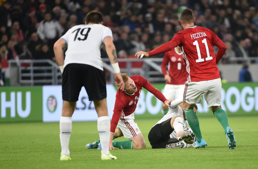 Kalmár Zsolt (k) sérülést szenved a Puskás Aréna avatóján játszott Magyarország - Uruguay barátságos labdarúgó-mérkőzésen 2019. november 15-én. Magyarország - Uruguay 1-2. MTI/Illyés Tibor 