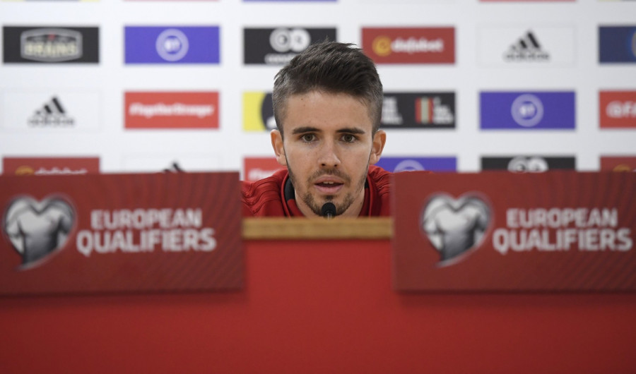 Nagy Ádám, a magyar labdarúgó-válogatott tagja a november 19-ei Wales-Magyarország Európa-bajnoki selejtezőmérkőzés előtt tartott sajtótájékoztatón a cardiffi városi stadionban 2019. november 18-án. MTI/Kovács Tamás