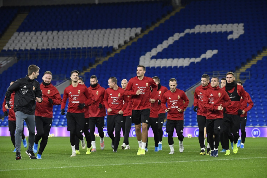 A magyar labdarúgó-válogatott edzése a november 19-ei Wales-Magyarország Európa-bajnoki selejtezőmérkőzés előtt a cardiffi városi stadionban 2019. november 18-án. Középen Szalai Ádám. MTI/Kovács Tamás
