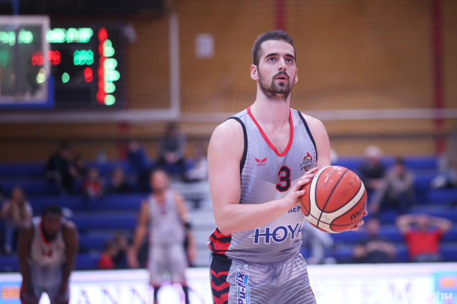 A bedobó Füzi Róbert állította be a 80-107-es végeredményt (archív fotó)