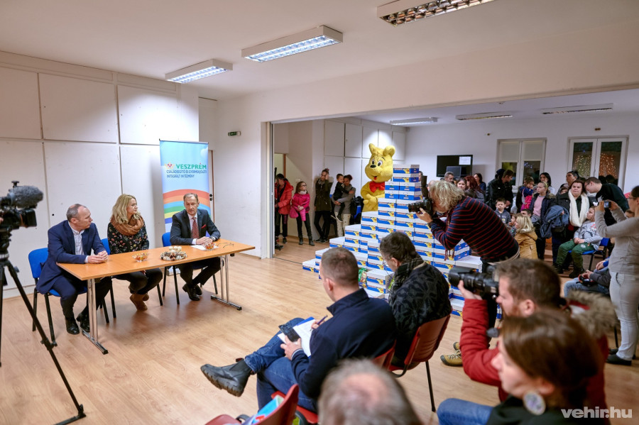 Porga Gyula polgármester, a családsegítő intézményvezetője, Horváthné Kecskés Diána és Perjés Ákos, a Haribo ügyvezető igazgatója a december 3-i adományátadó sajtótájékoztatóján