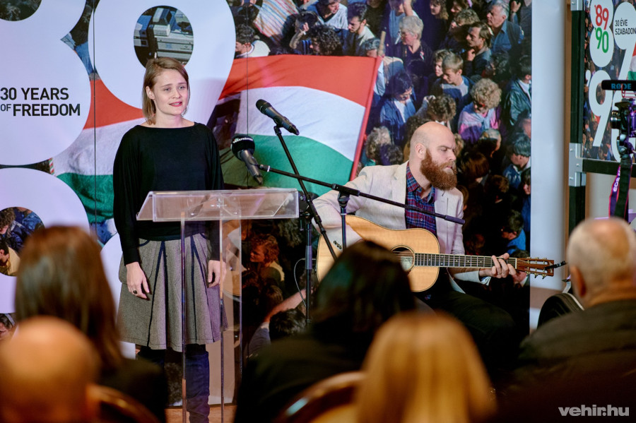 A kiállítás utáni emlékesten Csépai Eszter színművésznő és Jobbágy Bence zenész adott elő a rendszerváltozáshoz köthető verseket és dalokat.