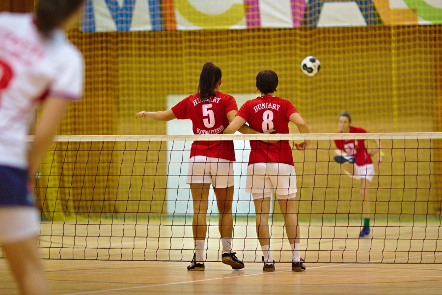 Lepsényi Boglárka (a háttérben) szervál - Fotó: Futnet World Facebook