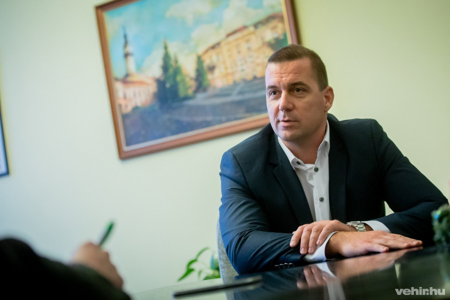 Kilenc év után közel 100 városi közgyűléssel, több mint 2000 előterjesztéssel a háta mögött távozik posztjáról Dr. Mohos Gábor jegyző 