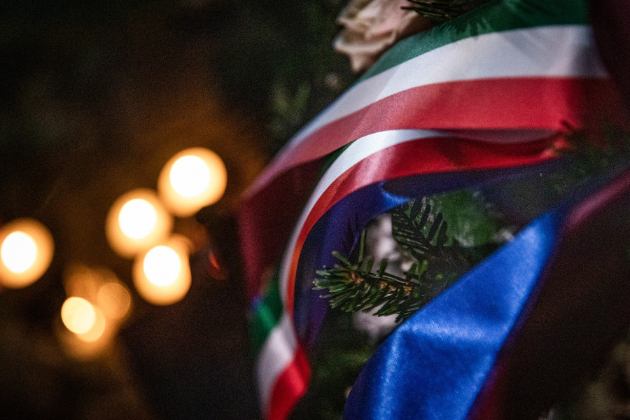 Az emlékezés koszorúit civil szervezetek, pártok, intézmények és testületek helyezték el az emlékműnél