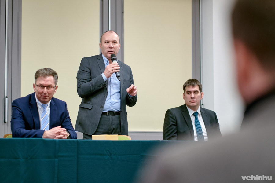 Varga László, Porga Gyula és Bilinszky Péter a projekt záróünnepségén 2020 január 15-én a Veszprém Agórában