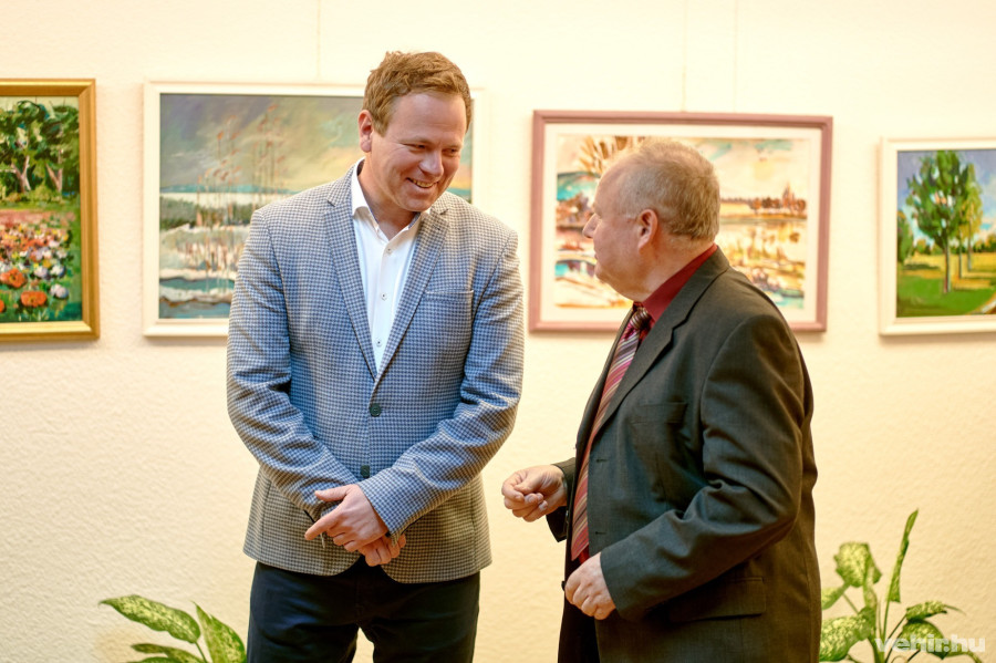 Csík Richárd festőművész és önkormányzati képviselő Lukács László amatőr festővel a kiállításmegnyitón