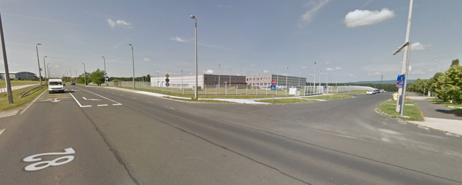 A Bedevölgy utcai csomópont. Háttérben a Veszprém Arénával (b) , előtérben a Büntetés-végrehajtási Intézettel. Fotó: Google térkép