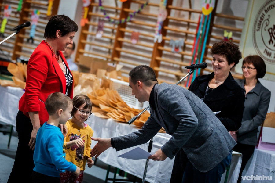 Ovádi Péter országgyűlési képviselő adja át a díjat. Jobbra mellette (feketében) Barabás Andrea, alsós intézményvezető helyettes