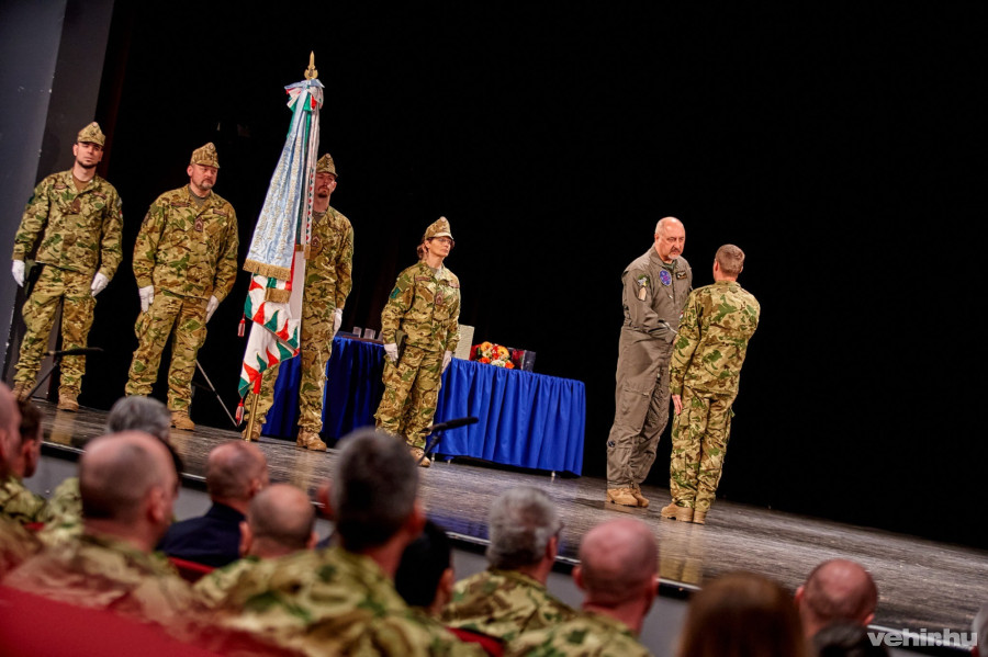 Az elismeréseket Kilián Nándor dandártábornok adta át a rádiótechnikusoknak 