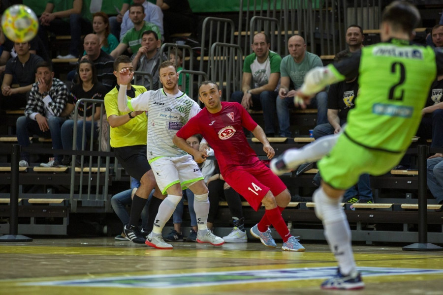A szombathelyi Hajmási Milán (b) és a berettyóújfalui Fernandes Sidnei Maurício (k) a Férfi Futsal Magyar Kupa döntőjében a Haladás VSE - Mezei-Vill FC Berettyóújfalu mérkőzésen a szombathelyi Arena Savaria sportkomplexumban 2020. február 23-án. MTI/Varga György 