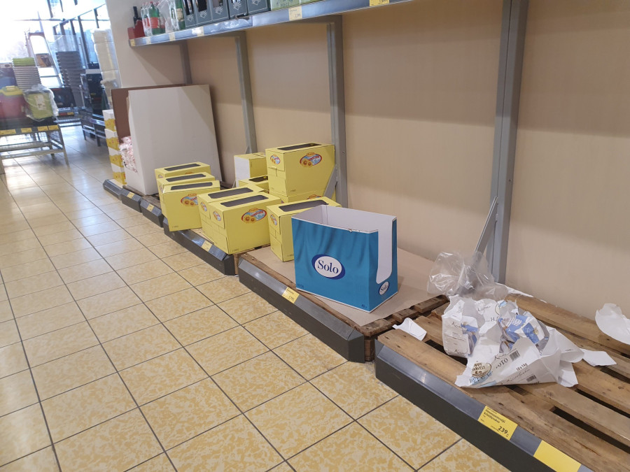 Néhány csomag liszt és cukor maradt a polcon, ezeket másnapra valószínűleg pótolták