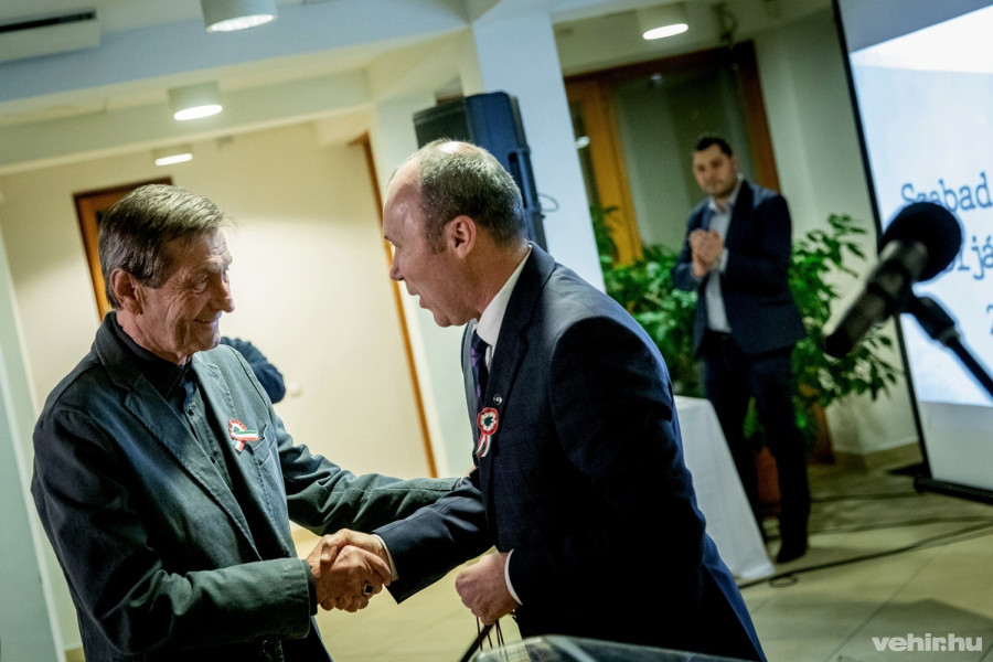 Porga Gyula köszönti Zwicker Tamást a 7 Nap fotósát nyugdíjba vonulása alkalmából