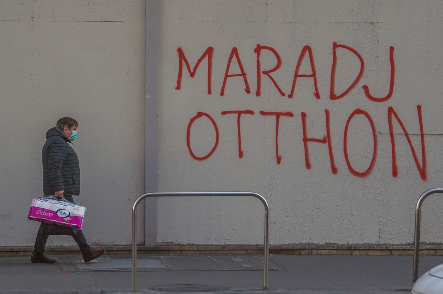 Maradj otthon – graffiti Budapesten. Fotó: MTI