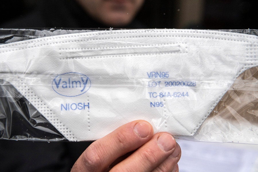 A maszkviselés az egyik alapvető eszköze a védekezésnek (fotó: MTI)