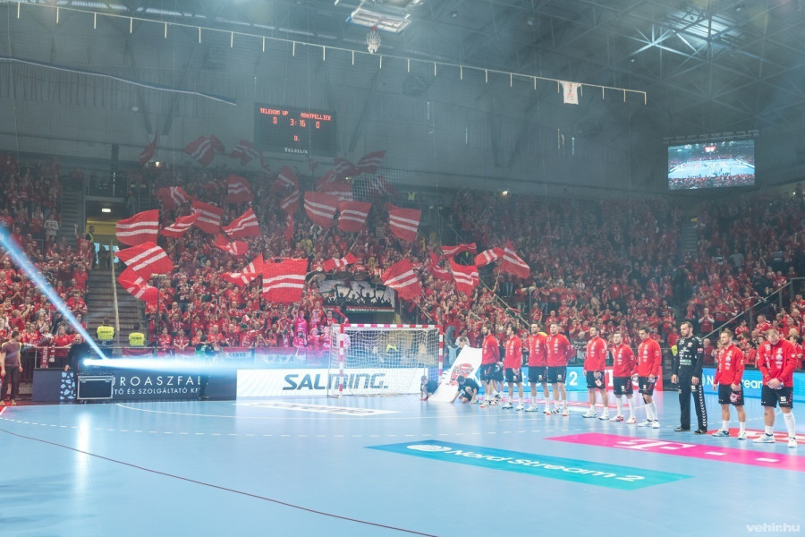 Összetartó közösséget alkotnak a veszprémi szurkolók