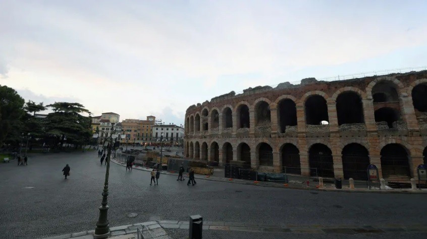 A veronai colosseum az egyik legnagyobb látványosság az olasz városban, most kihalt a környéke (fotó: ALBERTO LINGRIA/ REUTERS)