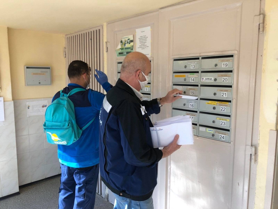 A VKSZ munkatársai már elkezdték a postaládákba bedobni a maszkokat (fotó: Porga Gyula Facebook)