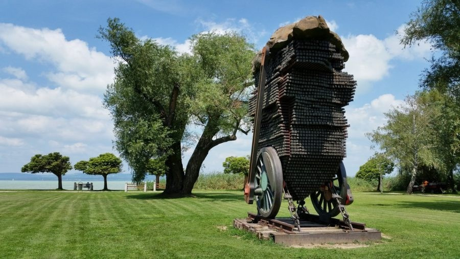 Emlékmű Balatonszárszón, ahol elhunyt a költő (kép:csodalatosbalaton.hu)