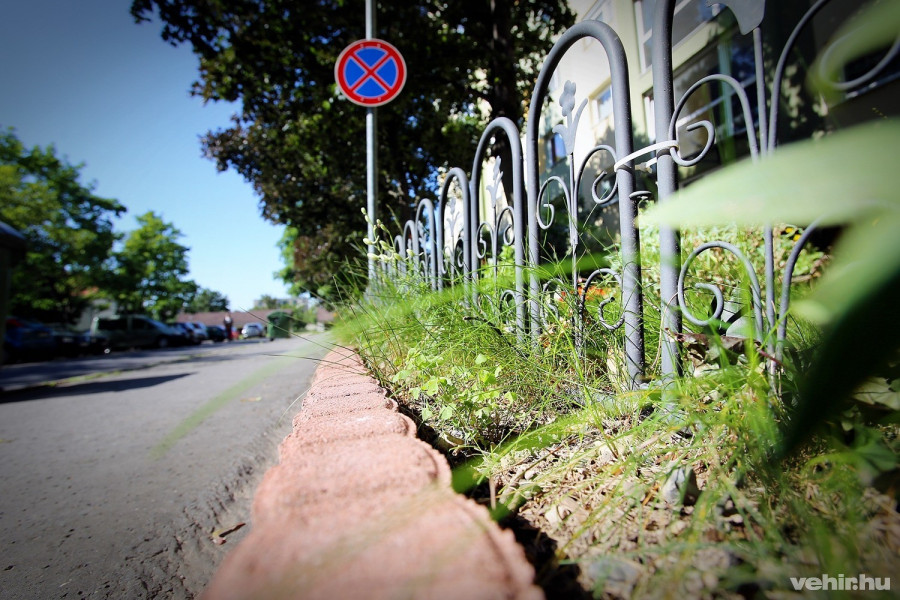 gyorskötözővel rögzített kis kerítés